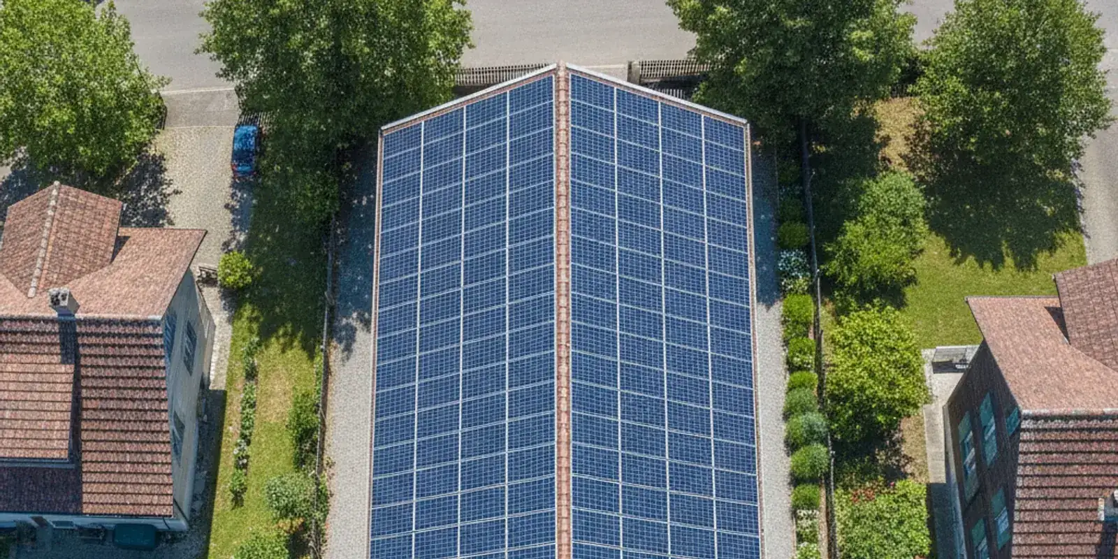 Luftaufnahme einer Solaranlage auf einem Schweizer Wohnhaus